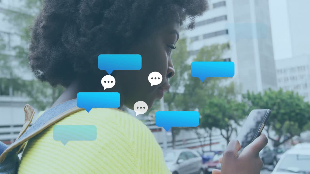 Kvinde tapper på smartphone med rygsæk på fortovet, hvilket genererer chatbobler, der viser indgående beskeder