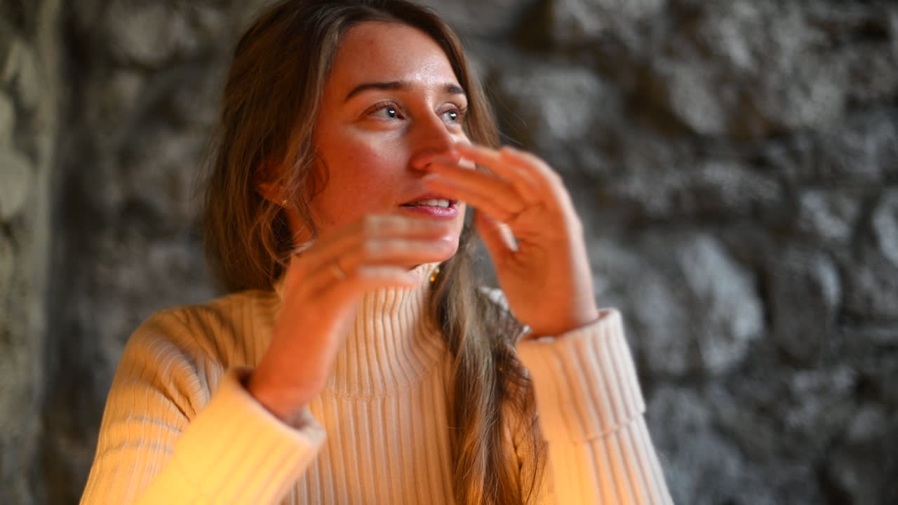 Donna che si diverte al ristorante