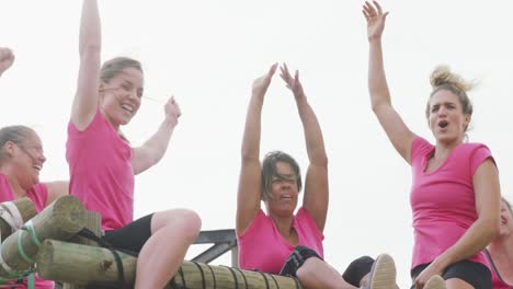 amigas disfrutando de hacer ejercicio en el campamento de entrenamiento juntas