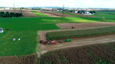 Granjeros-Amish-Cosechando-Cultivos-De-Otoño-Vistos-Por-Un-Dron