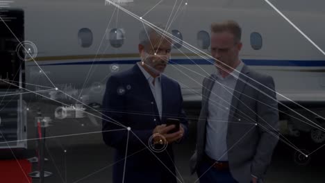 animación del procesamiento de datos sobre empresarios caucásicos que usan teléfonos inteligentes