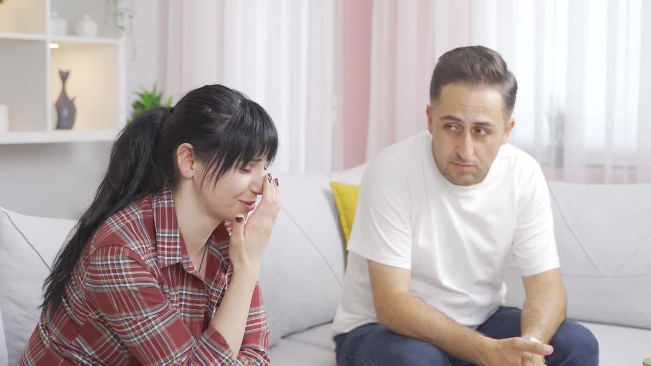 부부는 집에서 슬프고 불행합니다.