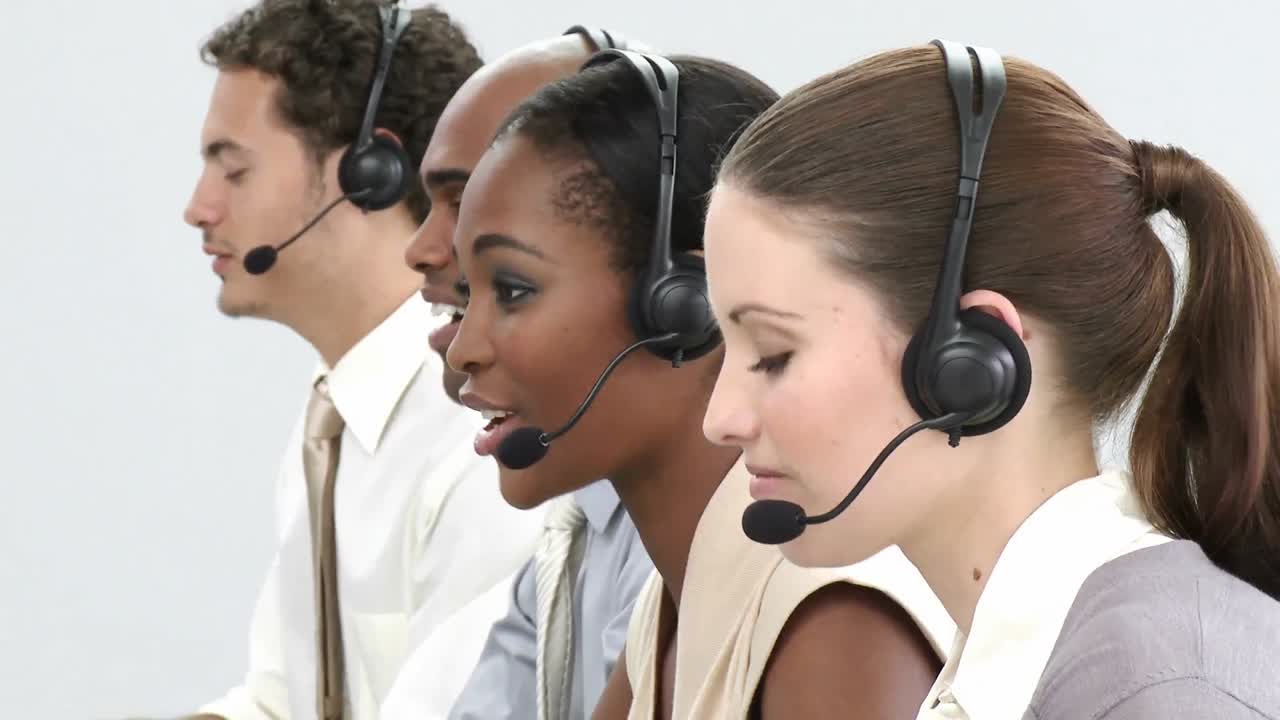 grupo de negocios que muestra diversidad étnica en un centro de llamadas