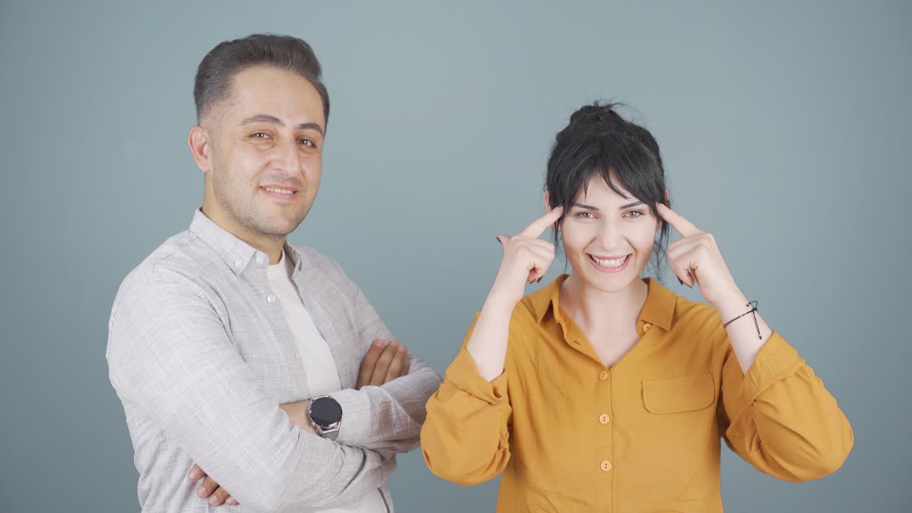 una pareja dando un discurso motivador.