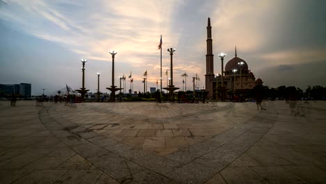 puesta de sol en la mezquita de putrajaya.