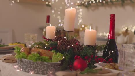 deliciosa comida tradicional y velas encendidas en la mesa de cena navideña 4