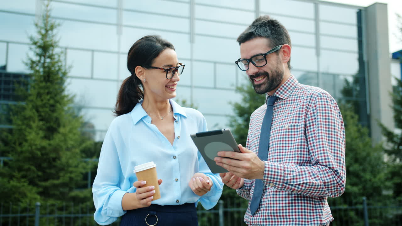 colegas de negocios discutiendo el proyecto en la tableta