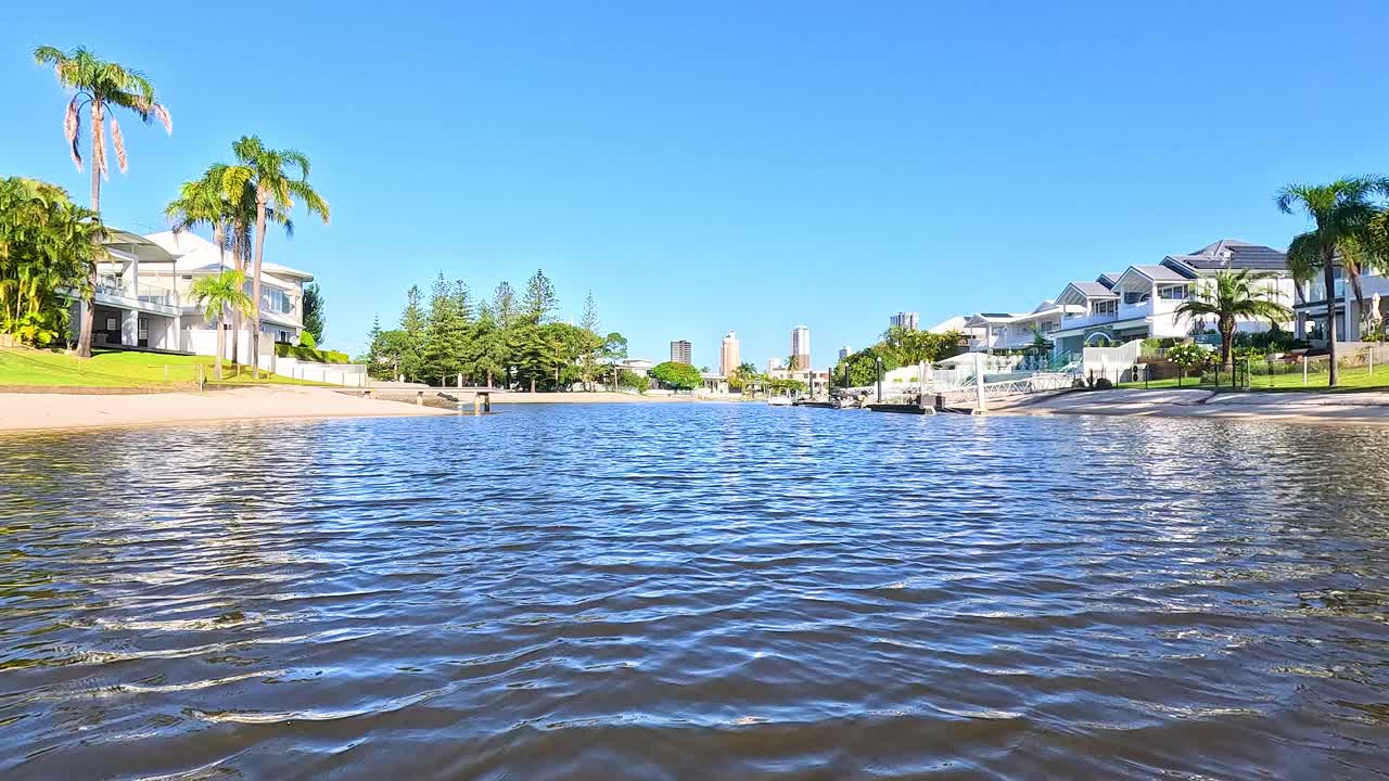 골드 코스트의 그림 같은 수로를 항해합니다.