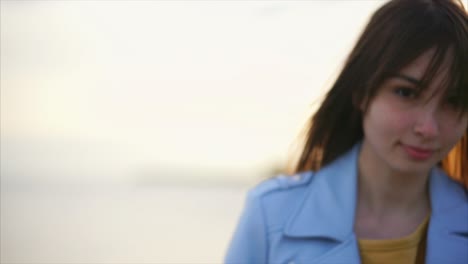 mujer posando al aire libre al atardecer