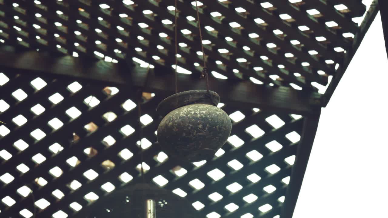 외부 격자 울타리에서 그릇을 걸기