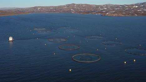 imágenes aéreas de granjas de pesca de salmón en noruega