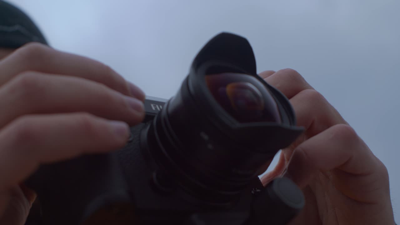 Primo piano di una macchina fotografica nelle mani di un fotografo.