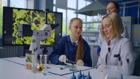 estudiantes que trabajan en un laboratorio de ciencias