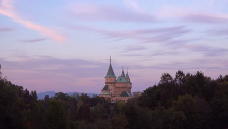 Una-Hermosa-Vista-Del-Romántico-Castillo-De-Bojnice-En-Eslovaquia-Al-Anochecer-1