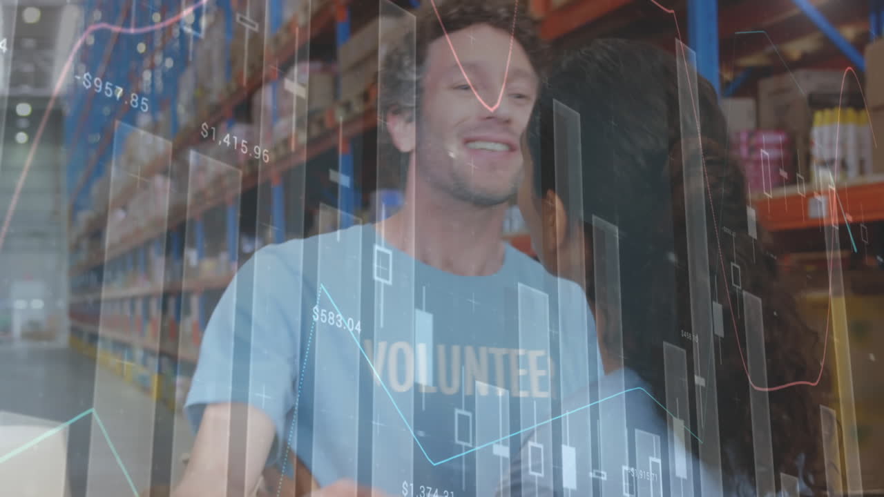 animación del procesamiento de datos sobre personas abrazándose en el almacén