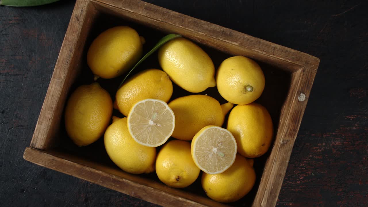 los hombres de mano ponen la caja con limones en la mesa y lo llevan.