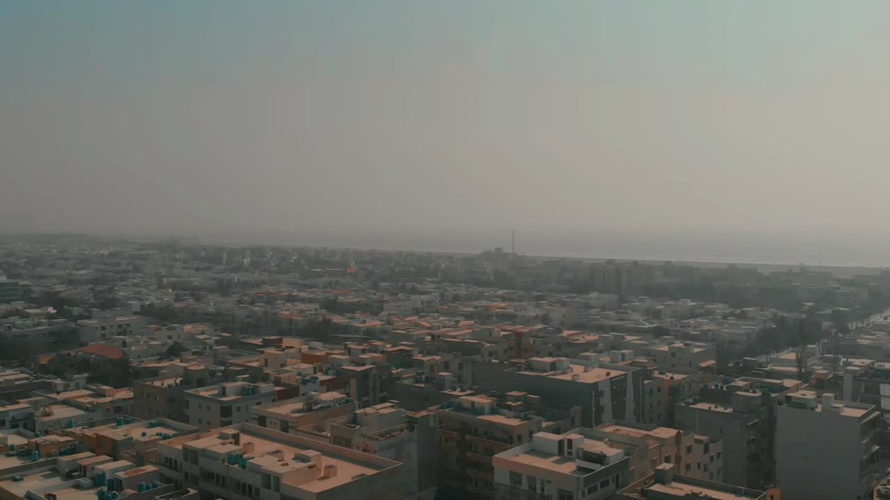 Ripresa aerea su Clifton Cantonment a Karachi, Pakistan. Movimento in discesa.