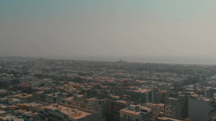 Ripresa aerea su Clifton Cantonment a Karachi, Pakistan. Movimento in discesa.