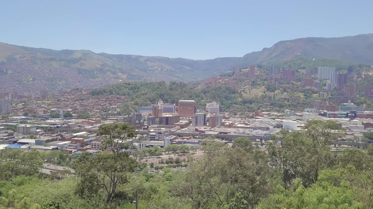 increíble panorámica de 4k del centro de medellín desde la colina nutibara
