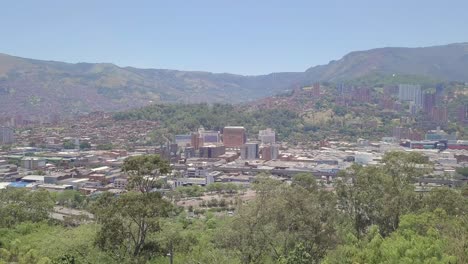 Unglaubliche-4K-Panoramaaufnahme-Der-Innenstadt-Von-Medellin-Vom-Hügel-Nutibara-Aus