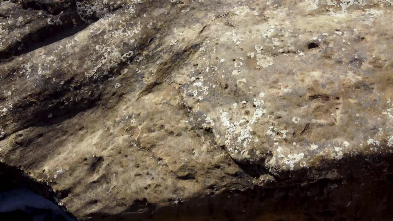 inclínate hacia arriba desde un pequeño arroyo hasta una montaña rocosa