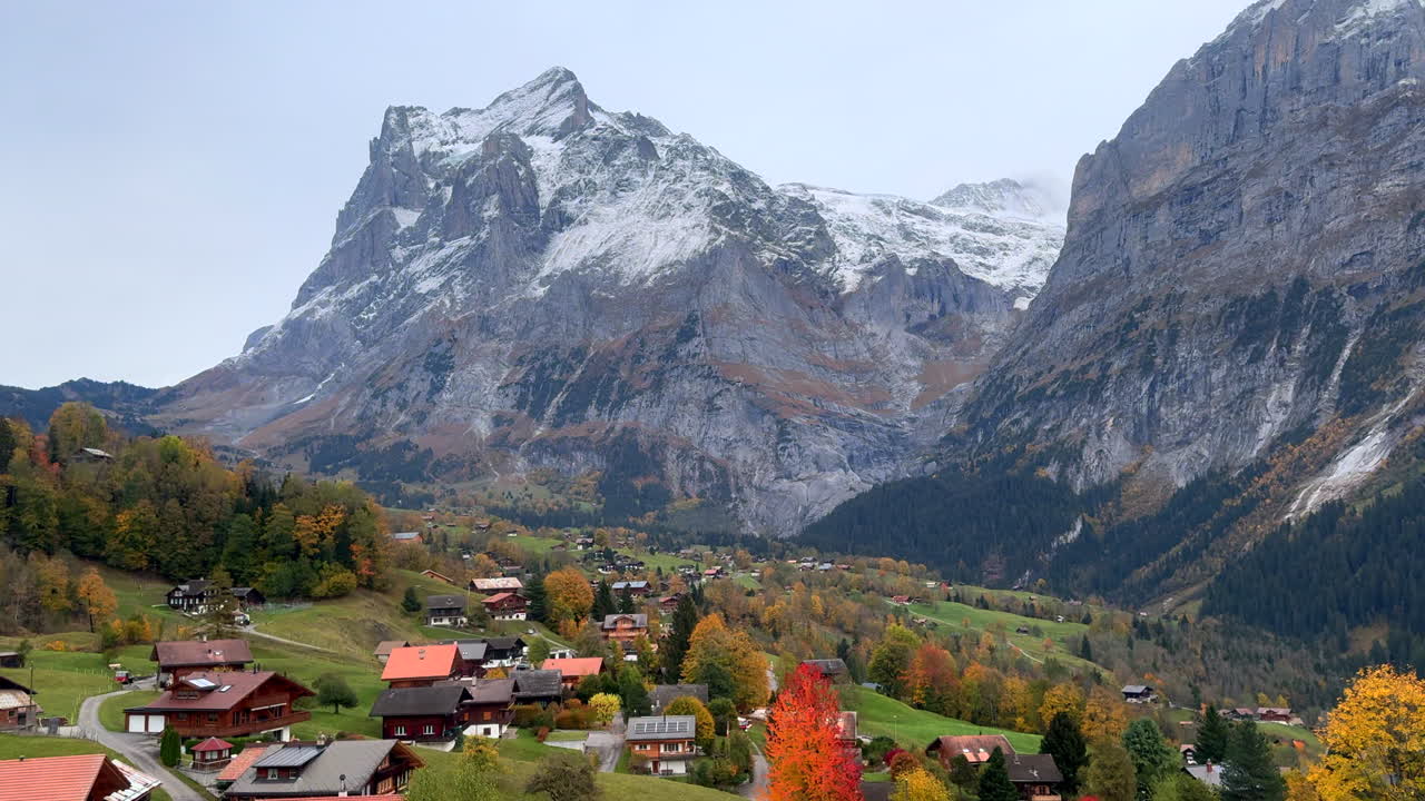 grindelwald góndola paseo por suiza alpes suizos valle pueblo balneario ciudad de esquí nevada jungfrau junfrangu lauterbrunnen montaña glaciar picos glaciales octubre nublado paisaje de la noche de otoño