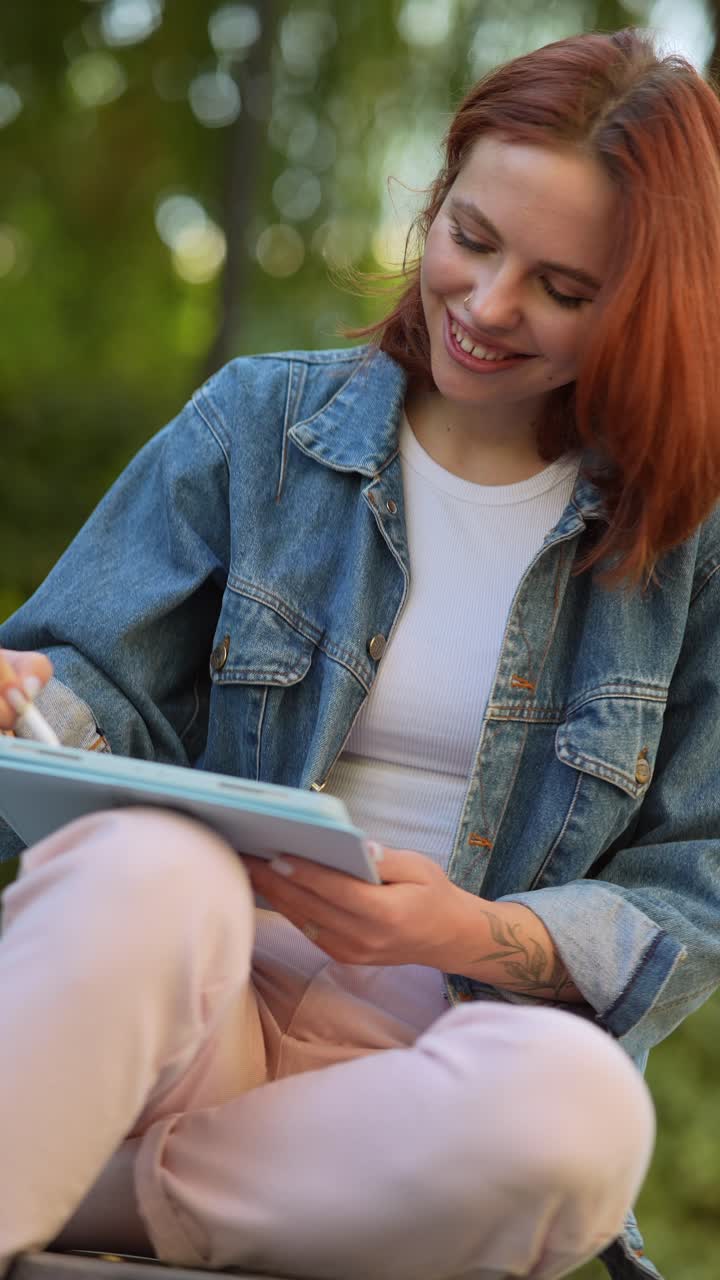 Donna che studia all'aperto