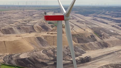 cerca de la turbina de win frente a la mina de carbón marrón de garzweiler, concepto de calentamiento global
