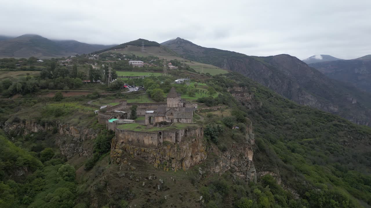 orbitas aéreas monasterio de tatev del siglo ix en el acantilado del cañón en armenia
