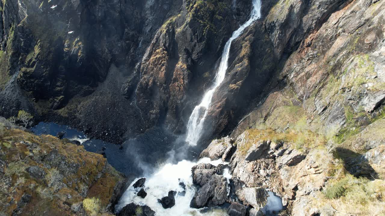plataforma rodante hacia adelante para revelar una vista aérea de la cascada de voringsfossen en noruega