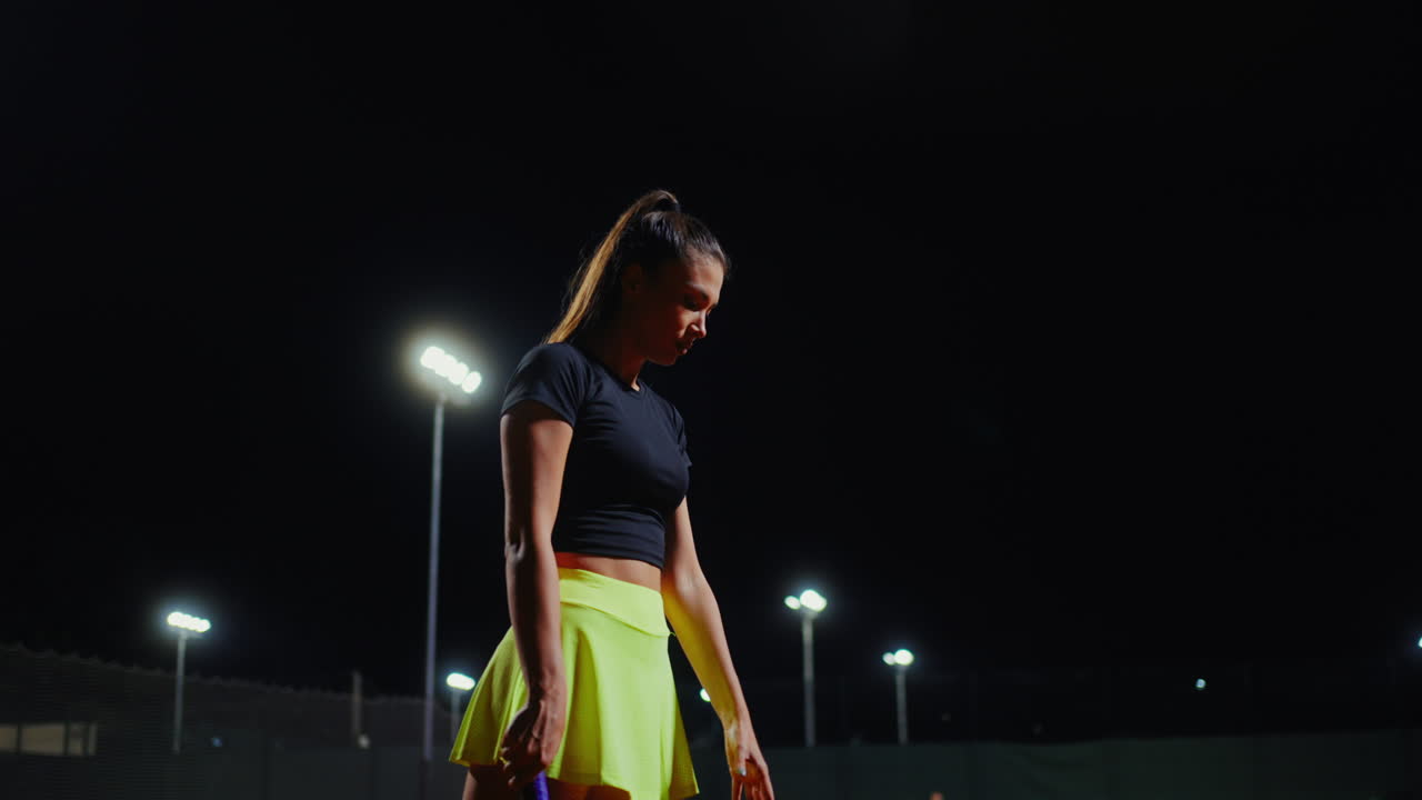 밤에 테니스를 하는 여자