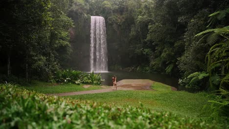 Mujer-Camina-En-Bikini-Hacia-Una-Hermosa-Cascada-Aislada-En-La-Selva-Tropical