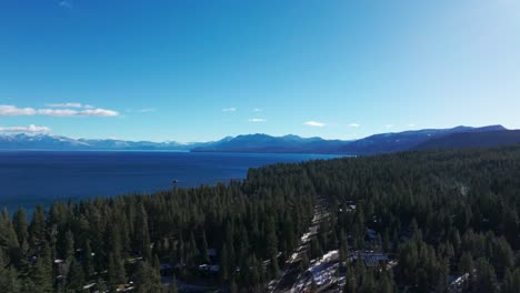 tiro de drone seguindo uma estrada ao lado do lago tahoe, na califórnia.