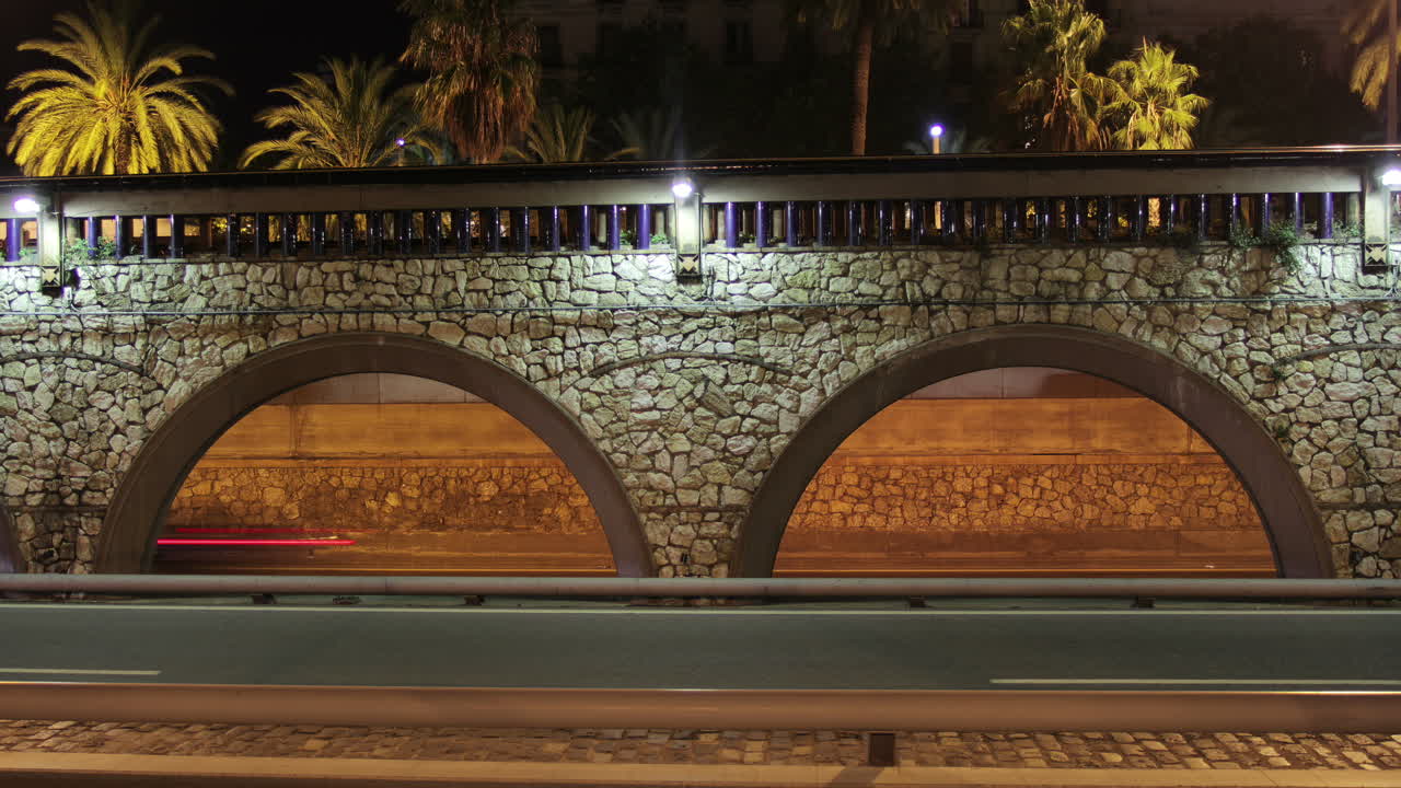 터널 아래를 통과하는 교통