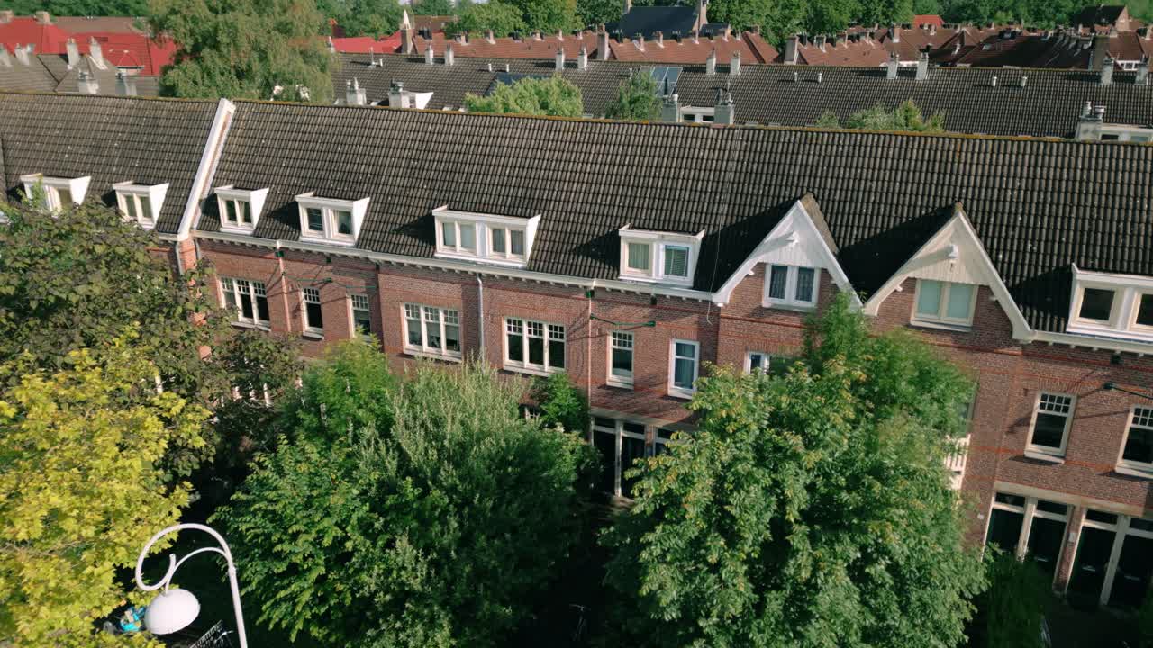 드론이 암스테르담 북쪽의 vogelbuurt에서 meeuwenlaan의 사회 주택의 전면을 향해 나아가고 있습니다.