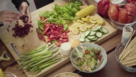 mujeres preparando ensalada de verduras juntas