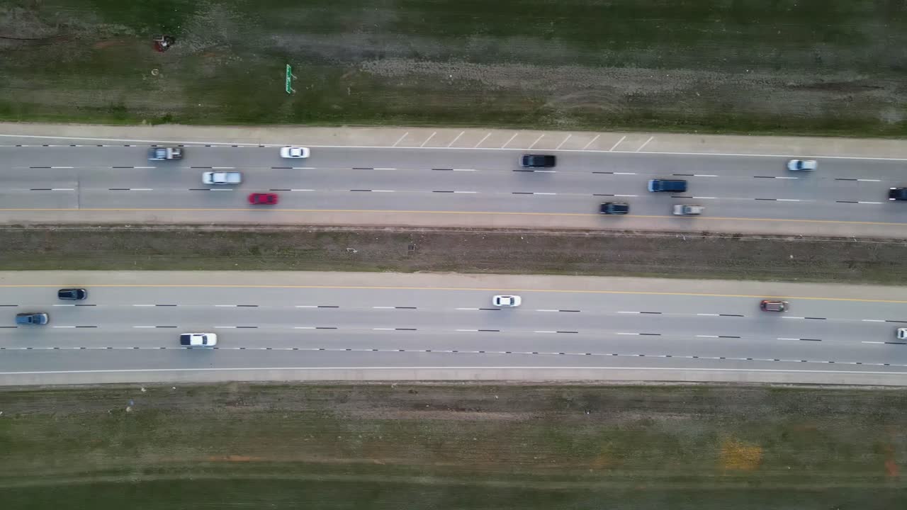 vehículos que conducen en la autopista lake hefner en oklahoma, estados unidos