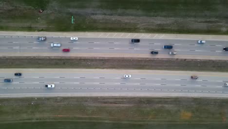vehículos que conducen en la autopista lake hefner en oklahoma, estados unidos