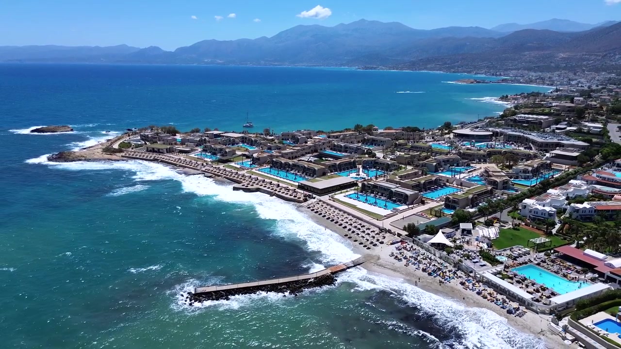 Resort de Luxo Cênico Nana Royal Beach e Piscinas ao Longo da Costa de Creta, Grécia, Vista Aérea.