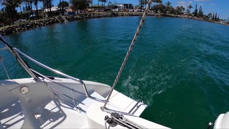 mirando a su alrededor en un suburbio frente al mar desde la parte trasera de un barco en movimiento