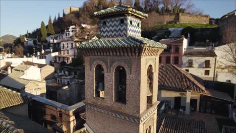 mudejar 교회, 그라나다, 스페인의 종탑의 멋진 디자인