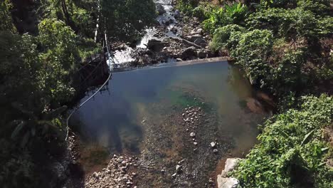 4K-Luftaufnahme-Des-Stausees-In-Der-Ländlichen-Gegend-Thailands-Im-Sommer