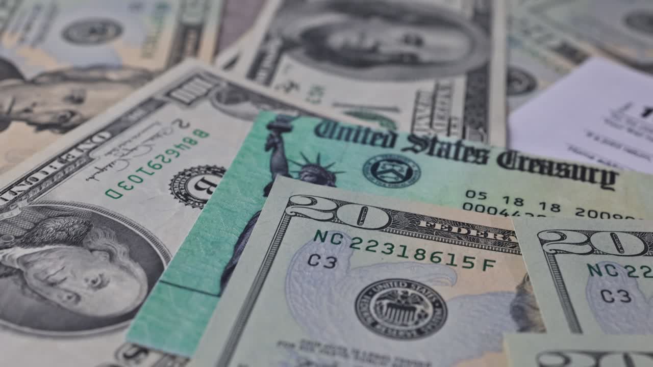 estímulo económico devolución de impuestos cheque y nosotros billetes de 100 dólares moneda