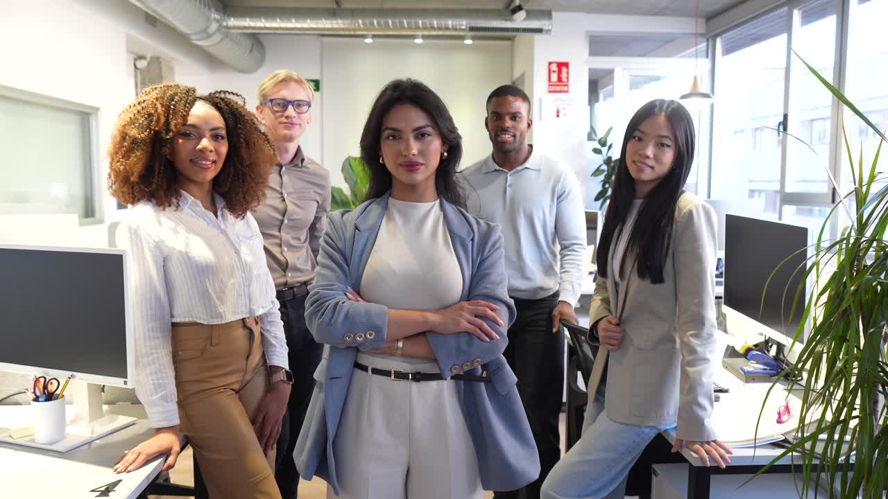 разнообразная деловая команда в современном офисе