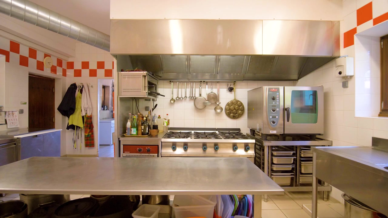 Lenta ripresa con carrello attraverso un'ampia zona cucina all'interno di una villa francese
