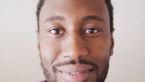 Retrato-De-Un-Hombre-Afroamericano-Feliz-Mirando-La-Cámara-Y-Sonriendo