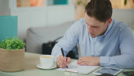 Unternehmer-Organisiert-Arbeit-Am-Nächsten-Tag