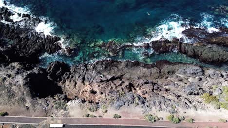 tenerife costa del océano, olas de agua azul, isla volcánica islas canarias vista hacia abajo