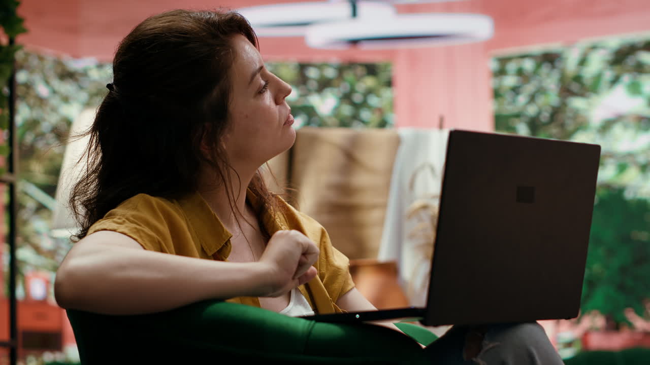 집에서 노트북을 사용하는 여성