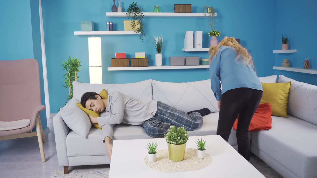 소파에서 잠들어 있는 아들을 담은 어머니의 담요.